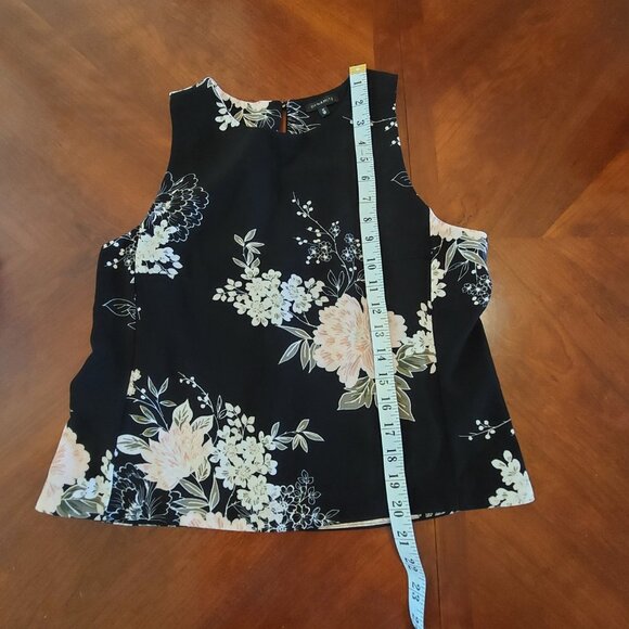 Dynamite Sleeveless Floral Top - Picture 14 of 15